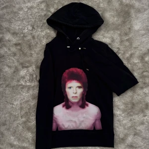 Limitato hoodie - Limitato x David Bowie hoodie i storlek xs, stor i storleken passar som S. Bra skick inte använt på länge. Kontakta gärna om ni har några frågor eller funderingar gällande plagg och pris 