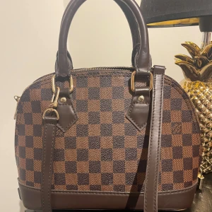 Väska  - Den kommer inte till användning  Ej äkta