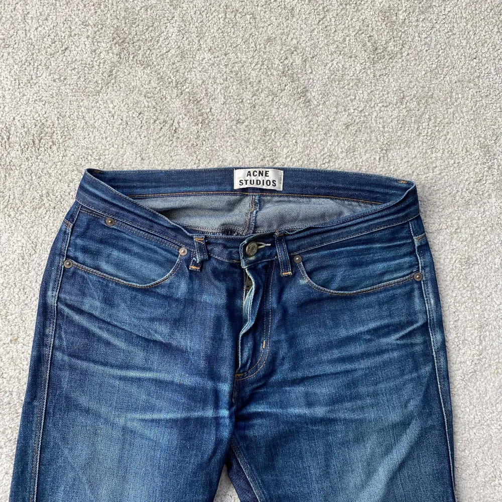 Acne Studios ”Max Raw” Jeans! Sitter straight/slim. | Storlek: 31/34, fråga om mått vid osäkerhet så löser jag det. | Skick: 7/10, använda men har mycket kvar att ge! | Pris: 649kr. | Skriv vid frågor och funderingar!. Jeans & Byxor.