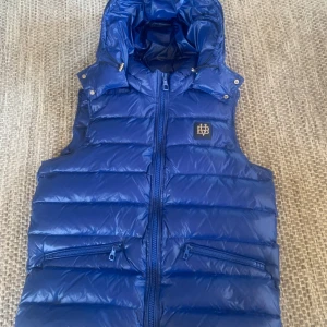 Bvaldi väst - Bvaldi väst perfekt inför hösten. Storlek s, använd i cirka 3 månader, skick 9/10