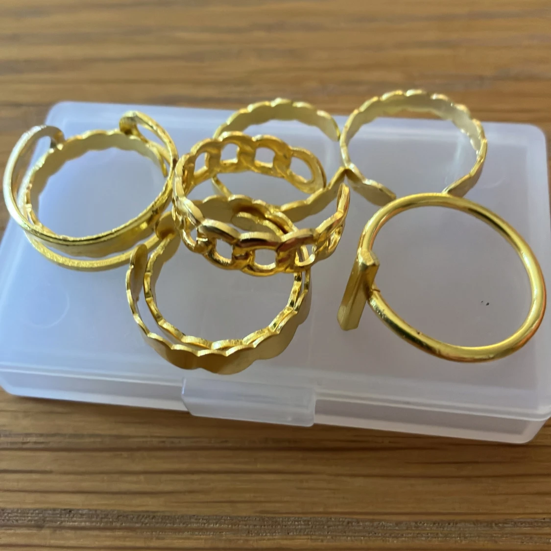 Guld färgade ringar 