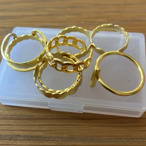 Guld färgade ringar  - Guld färgade ringar justerbara och strl 18 