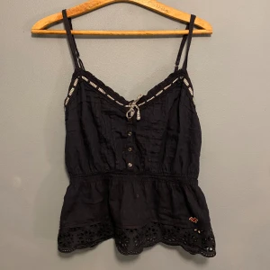 Marinblått linne  - Marinblått linne från hollister. Jättesöta detaljer. Storlek L men passar M💞💞