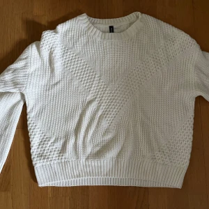 Stickad tröja  - Vit mysig tröja 