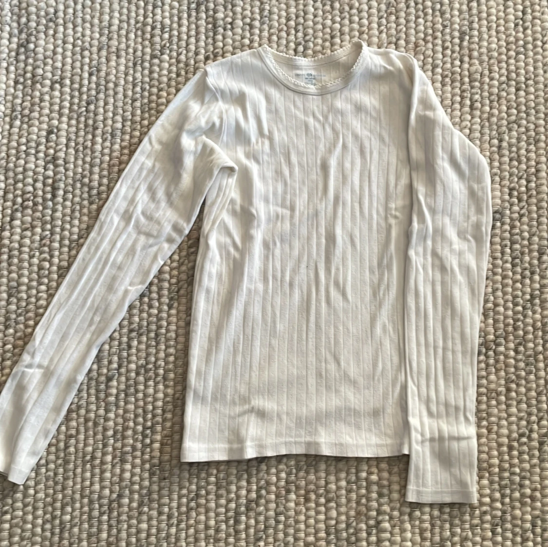 Vit ribbad långärmad tröja