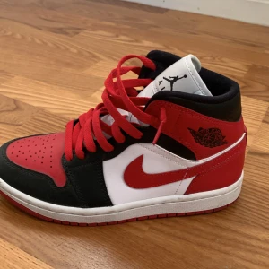 Jordan 1 Mid red - Skorna är i jätte bra skick storlek 37.5 dom har inga fläckar elle slitna nån stans. Jag köpte dom för 1400kr på Nike men säljer dom för 699  om du är intresserad skriv till mig elr har frågor 
