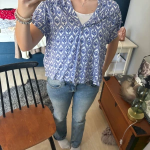Blus Holly & Whyte - Så skön blus som är helt oanvänd. Sitter lite oversized på mig som bär xs-s🩵