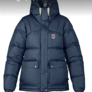 Mörkblå fjällräven jacka i bra skick! - Säljer min mörkblåa fjällräven jacka som är köpt förra vintern. Den är i bra skick och har endast använts fåtal gånger. Storlek M men passar även S