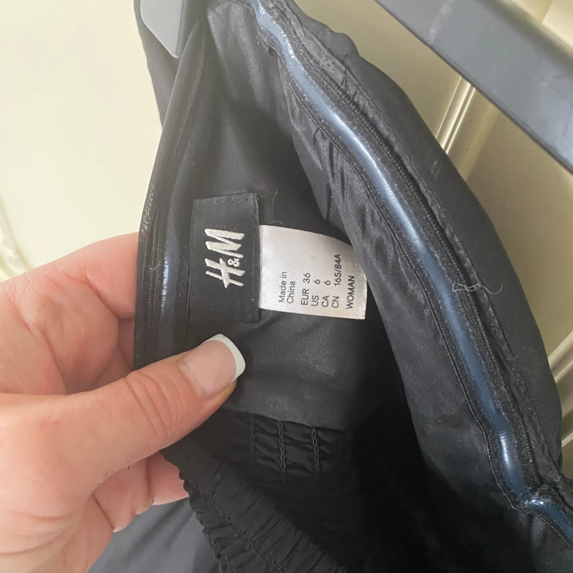 Svart axelbandslös klänning med volang  - 91