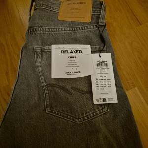 Helt oanvända,  lapparna kvar, jeans från Jack & jones, modell Chris Relaxed. Storlek W27 L30. Nypris 600 kr