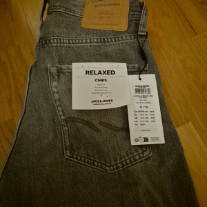 Oanvända jeans från Jack & jones - Helt oanvända,  lapparna kvar, jeans från Jack & jones, modell Chris Relaxed. Storlek W27 L30. Nypris 600 kr