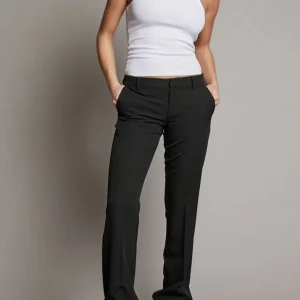 Bikbok kostymbyxor med slits - Bikboks lågmidjade kostymbyxor i modellen Vera. Gamla modellen så dom har en slit längst ner. Finns en liten defekt längst upp men inget stort. Storlek 40 men passar mig som vanligtvis har storlek 38.