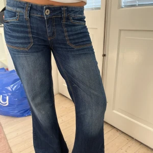 Utsvängda lågmidjade jeans - Så fina, köpt second hand
