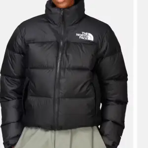 Använd men i bra skick (Skriv för fler bilder). Jackan är i storlek M. Nypris 3800. Modellen heter 1996 Retro Nuptse jacket. 