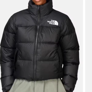 The north face jacka - Använd men i bra skick (Skriv för fler bilder). Jackan är i storlek M. Nypris 3800. Modellen heter 1996 Retro Nuptse jacket. 