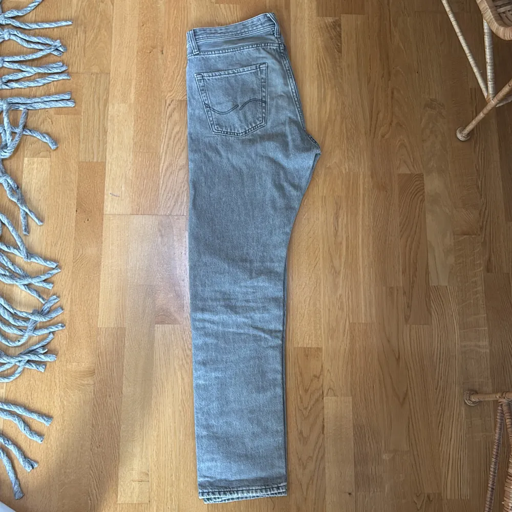 Jack & Jones jeans köpta i affär för ca 500kr. Skick 9/10 inga defekter väldigt sköna och har en bra psssform!   Kom privat för flera frågor eller bilder.. Jeans & Byxor.