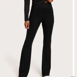 Svarta flare byxor - Jag säljer dessa byxor helt nya från nelly. Lappen sitter kvar o har aldrig användt, säljer på grund av jag råka beställa två. Storlek XS, hör av dig vid fler bilder eller frågor!