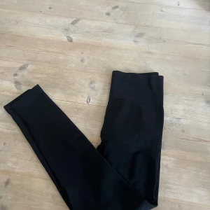 Träningsthigts  - Säljer dessa sjukt sköna och snygga träningsbyxor. Alldrig använda! Säljer då jag måste rensa ut! ❤️