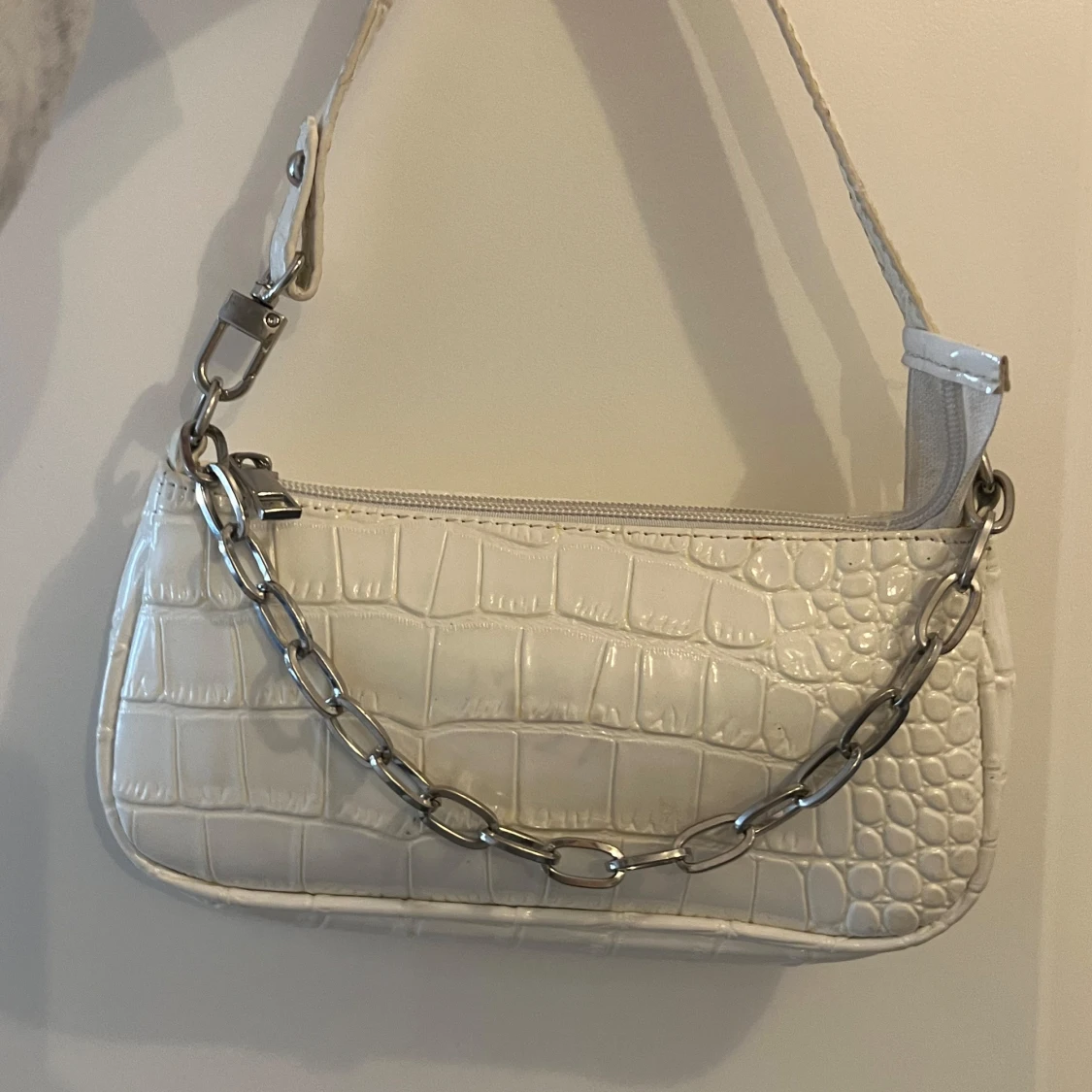 Vit axelväska med kedjedetalj - 90