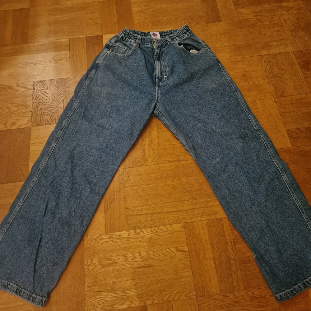 De är ganska bra skick, lite sönder längst ner på båda benen (pris kan diskuteras). Jeans & Byxor.