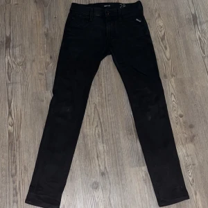 Replay jeans - Tjena, jag säljer nu dessa replay anbass jeansen.💫 Riktigt sköna och sitter oerhört bra på benen. Skick 9/10 använda men ser prima ut, inga defekter eller skador alls. De är bara att höra av er om ni har några frågor. Priset går att diskuteras.🤝