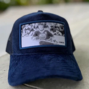 Mörkblå velvet keps wayne Gretsky - Tja! Jag och min vän har designat egna kepsar  Skriv om ni undrar något 🤗