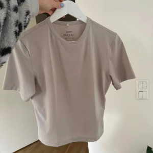 Tränings tröja från H&M  - Aldrig använd men råka dra lappen för fort den är från H&M kollektion MOVE