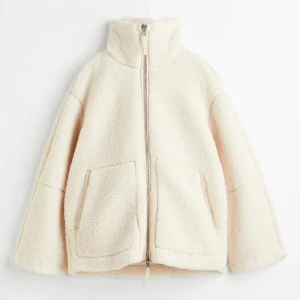 Teddyjacka  - Säljer min slutsålda teddyjacka från hm, superbra kvalite. Säljer då den inte kommer till använing längre💞 kontakta mig om ni vill köpa!