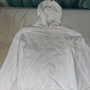 Paris hoodie - En sjukt fräsch Psg vit hoodie som är nästan helt oanvänd, den köptes i arenan för 650 kroner. Ända orsaken är de små röda fläckarna som man inte lägger märke till. Går bort med stark tvättmedel. Pris kan diskuteras vid snabbaffär 