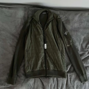 J Lindeberg cardigan  - Fin jacka, skick 9/10, knappt använd, storlek S, hör av dig vid frågor och funderingar!