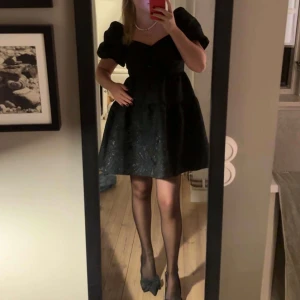 Klänning från Otter stories - Jaquard tyg med glitter i. Super fin till tex nyår☺️ sparsamt använd