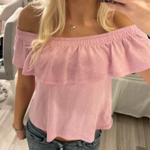 Volangtopp  - Off shoulder volang topp💕 använd gärna köp nu!