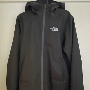 The north face jacka  - Svart northface jacka i bra skick, säljs pågrund av byt stil, stl xs men passar S mycket bättre.