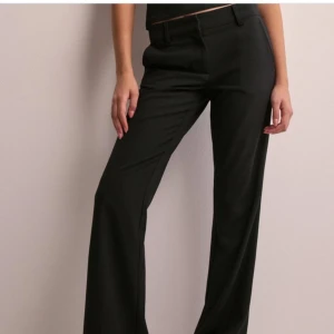 Svarta kostymbyxor - Köpte dessa kostymbyxor från Nelly i vintras men de sitter lite stort på mig så säljer nu, nyskick, inga defekter.