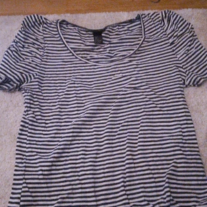 T-shirt med poofiga axlar - Jättefin tröja från h&m som är knappast använd. Tröjan har poofiga axlar som är svingulligt! 