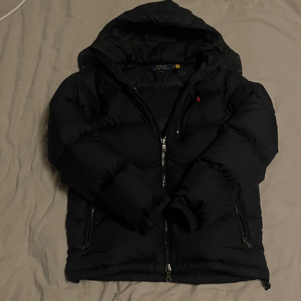 Säljer en helt ny polo Ralph lauren puffer. Använd 2 gånger. Fräsch o stilig perfekt för vintern/hösten. Jackor.