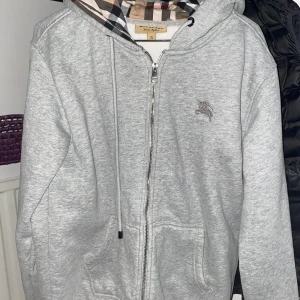 Burberry zip - Som ny, storlek L