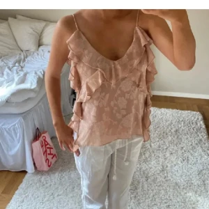 Zara blus  - Säljer denna zara blus, mycket fint skick i storlek XS passar större 💕💕