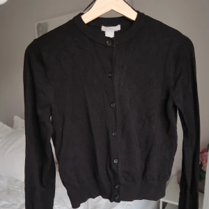 Svart finstickad hm kofta - Svart finstickad hm kofta. Knappt använd💕 