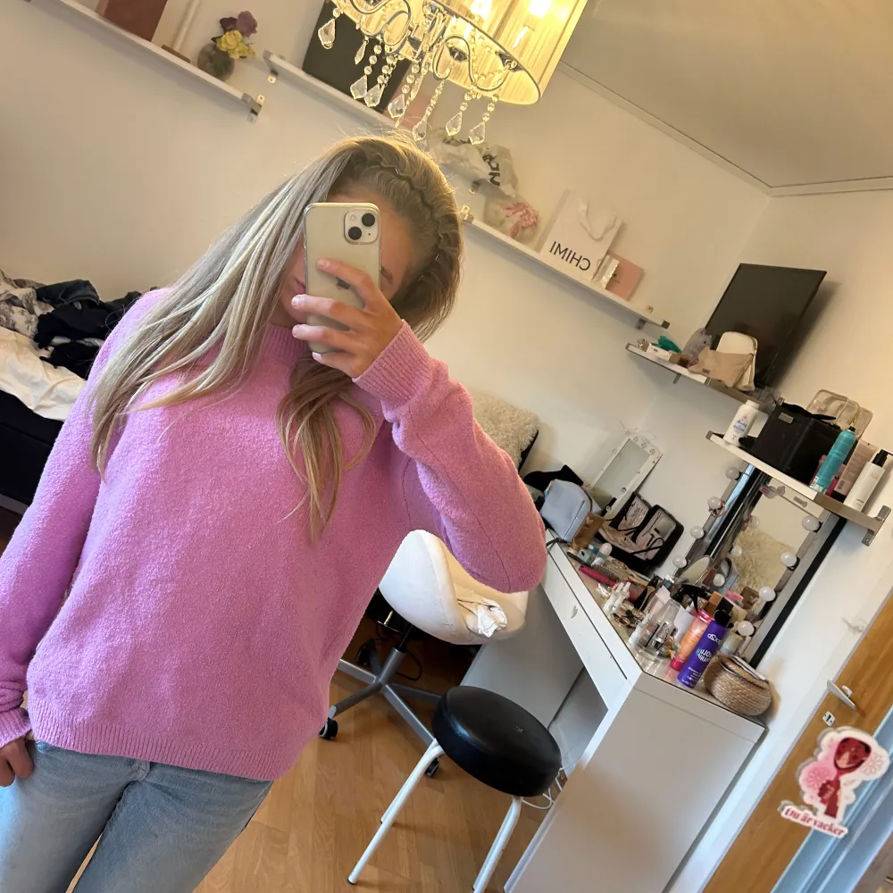 Säljer denna jättefina tröjan från & other storys k jättefint skick! Den är i en jättefin ljusrosa färg ! Sitter så fint lite oversize!! 🩷🩷 den är mer rosa än vad den ser ut som på bilderna ! Är öppen för pris förslag!!. Neuleet.