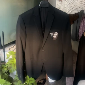 Herr kavaj, svart, ny pris 1999kr - Axlar 52 Bröst 57 Midja 51 cm Längd 52 cm Arm 69 cm