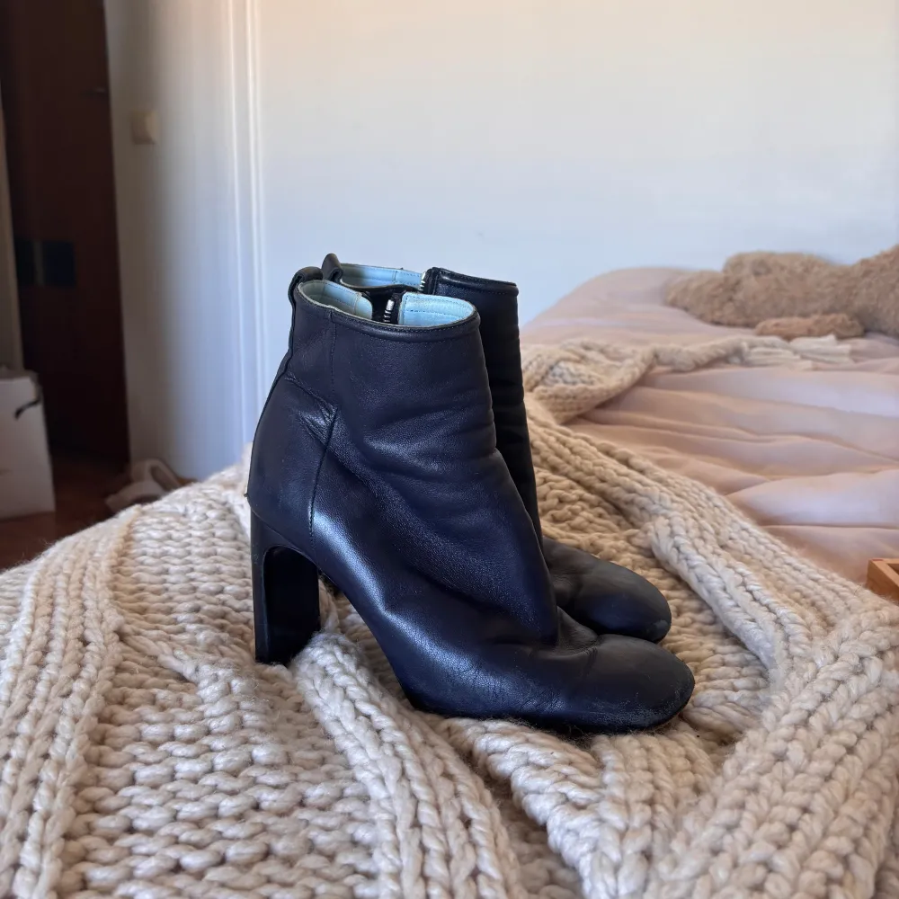 Super snygga mörkblåa klackar, de är lite slitna framme vid tårna som man ser på sista bilden, de är även väldigt slitna under foten. Men annars mycket bra skick! 😍 de är från Rag & bone som är ett väldigt dyrt märke.. Kengät.