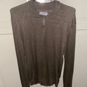 Lindbergh Half Zip - Lindbergh Half Zip. Skick 9.5/10 lite rynklig men går lätt att stryka. Har aldrig blivit buren. Merino tror jag materialet är. Passar bra. Tar emot prisförslag.