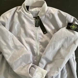 Stone Island Windbreaker - Tjena, säljer denna då den inte passar, taggar sitter kvar, använd en gång. Silver/grå färg.