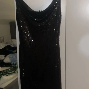 Svart glitter klänning - Klänningen är från bikbok och ändast andvänd en gång köpte den på rea för 300kr men säljer den för 100! Hör av er vid frågor eller mer bilder!💕