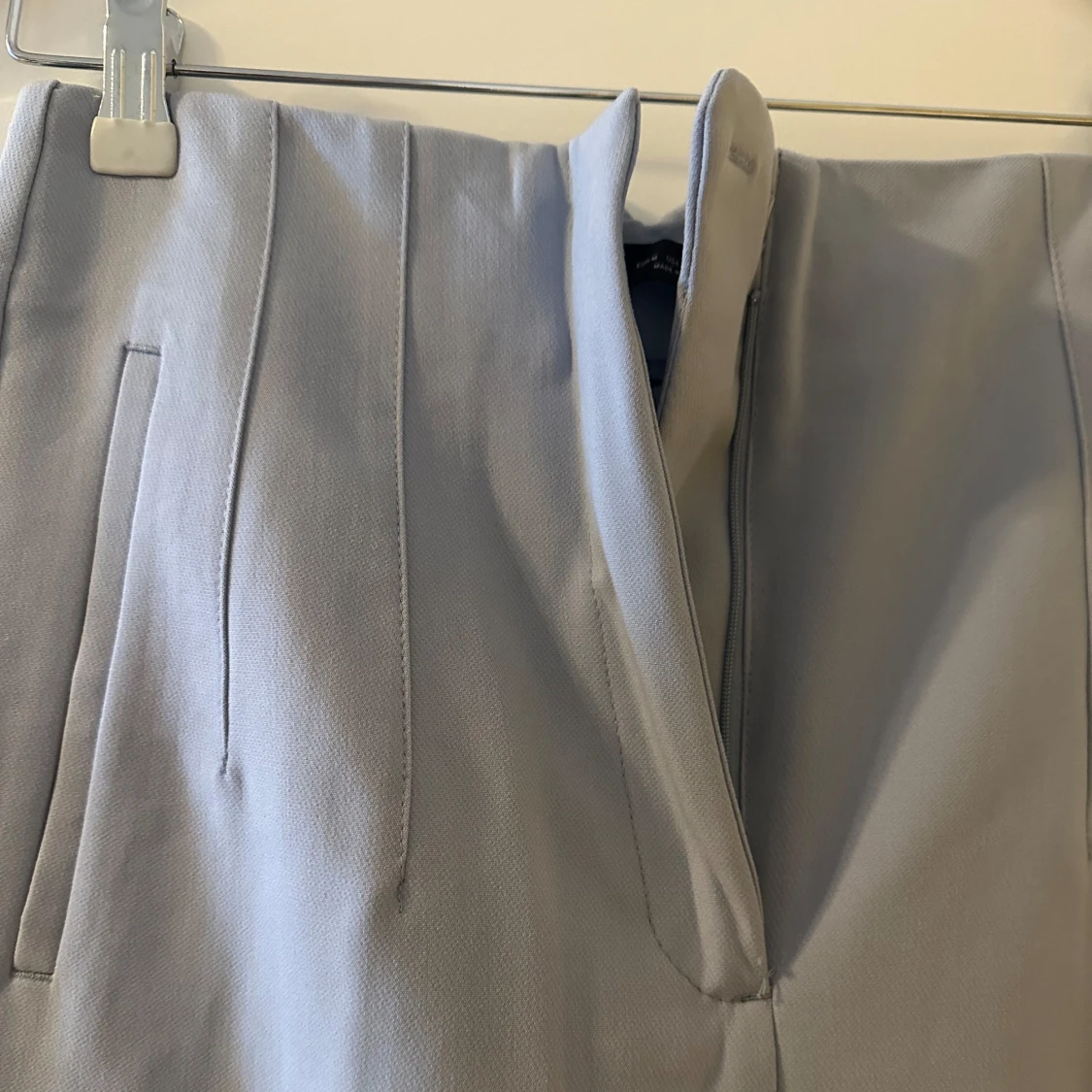 Ljusa kostymbyxor från Zara - 90