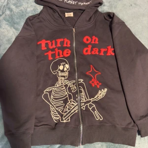 Broken Planet Market Tröja - STORLEK XS SITTER SOM S. Aldrig använd ny skick fick som present används inte pga den är för stor. K0PIA