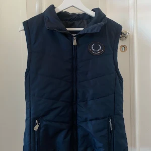 Väst - Säljer denna fina västen, storlek M. Använd gärna köp nu! 💗💗