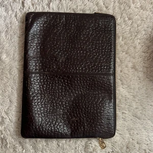 malene birger dator fodral - malene birger datorväska, väl omhändertagen men har tecken på användning 