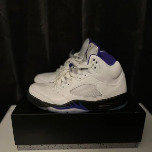 Jordan 5 Dark concord - Hej!, Säljer nu dessa extremt feta Jordan 5or jag köpte på Nike för ca 1 år sedan. Men dom kom Tyvär aldrig riktigt till andvändning. Ändast andvönda 1 gång utomhus. Priset just nu ligger på va 2800 äktenhetskaps bevis kan letas fram vi intresse. 42.